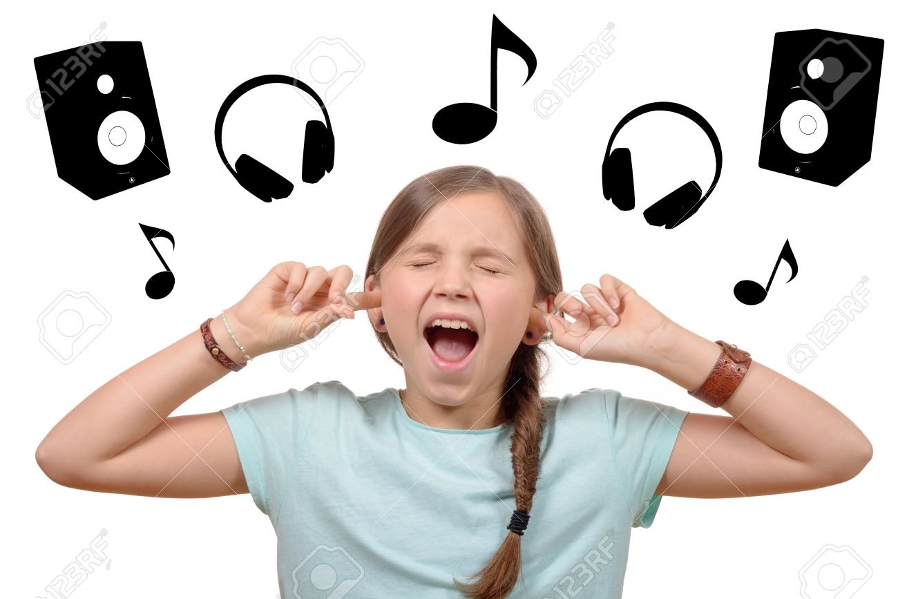 47852599 chica tapandose los oidos por decir dejar de hacer ruido fuerte darme dolor de cabeza en el fondo