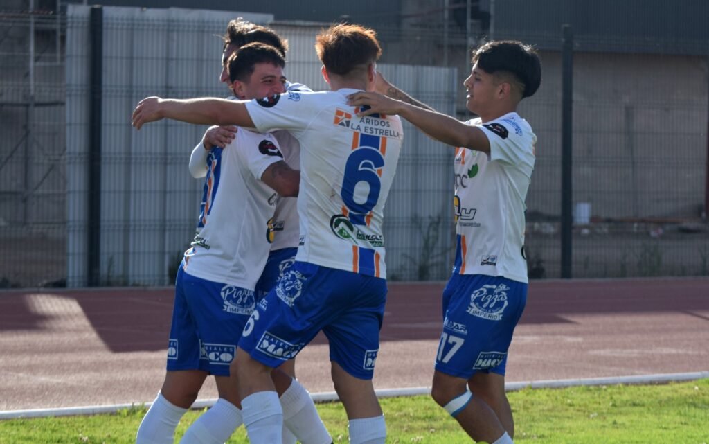 Equipos celebrando ascenso en Tercera B