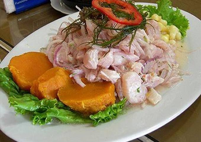 Plato de ceviche peruano fresco y colorido