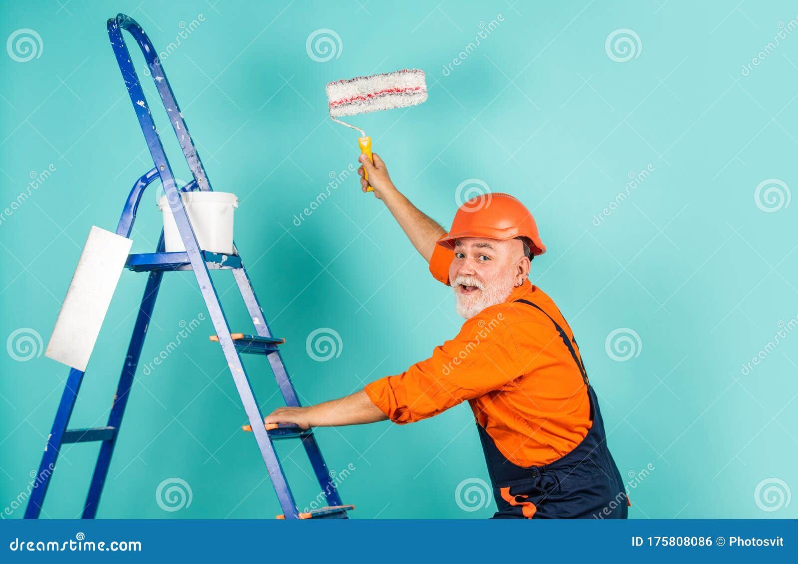 Pintor trabajando en una habitación