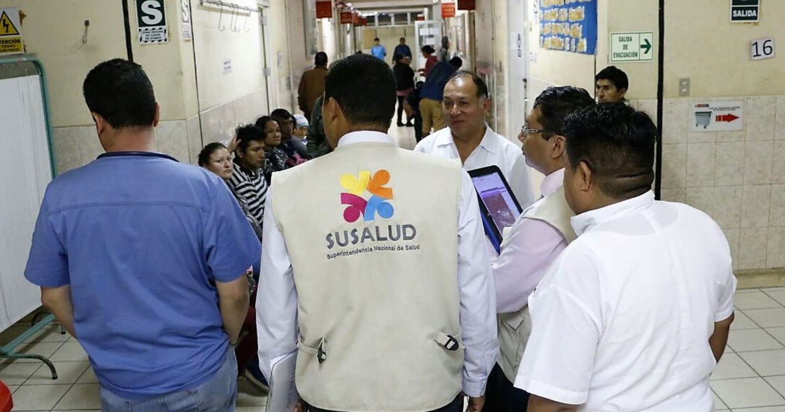 Persona recibiendo información sobre denuncia de salud