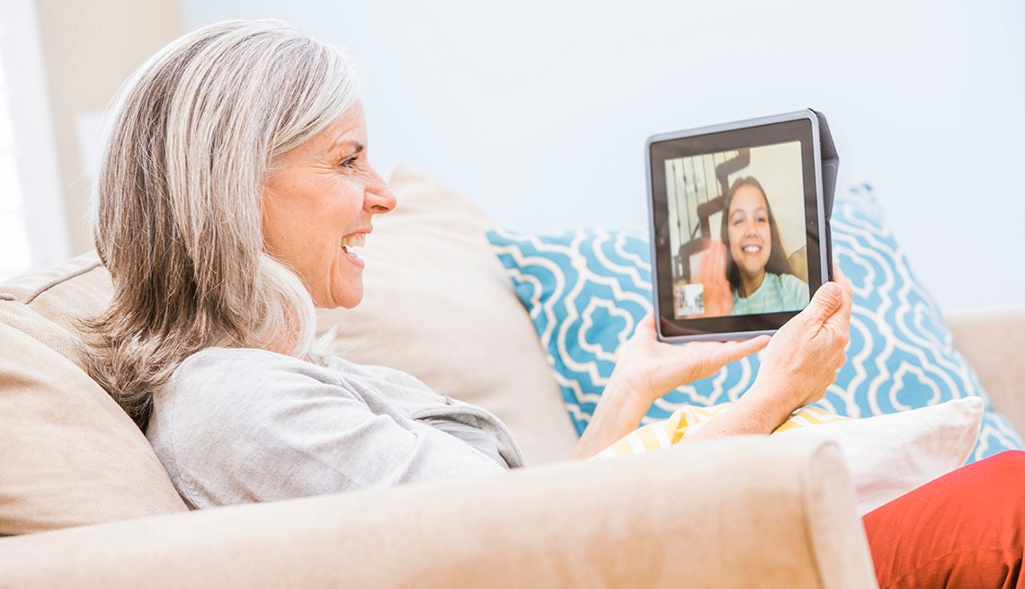 Familia hablando por videollamada internacional desde casa