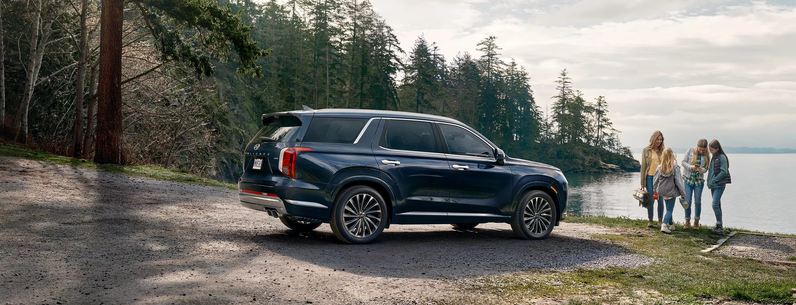 Familia feliz en un SUV de 7 asientos