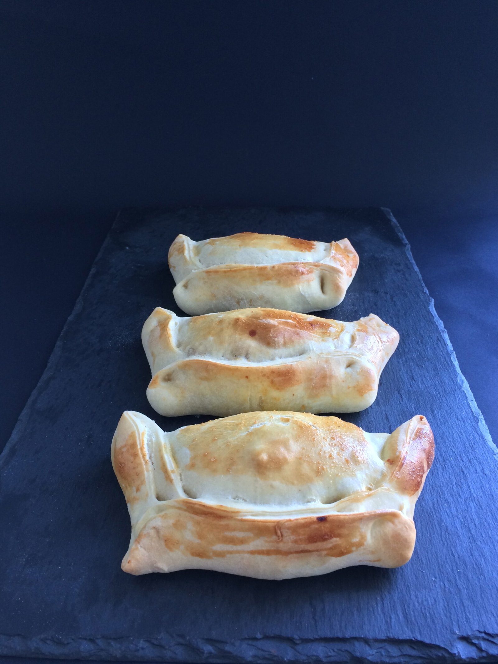 Empanadas chilenas recién horneadas y jugosas