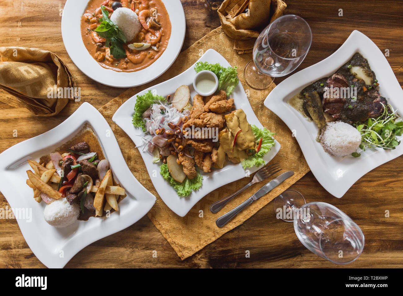 comida peruana ceviche lomo saltado piqueo en una elegante mesa de restaurante
