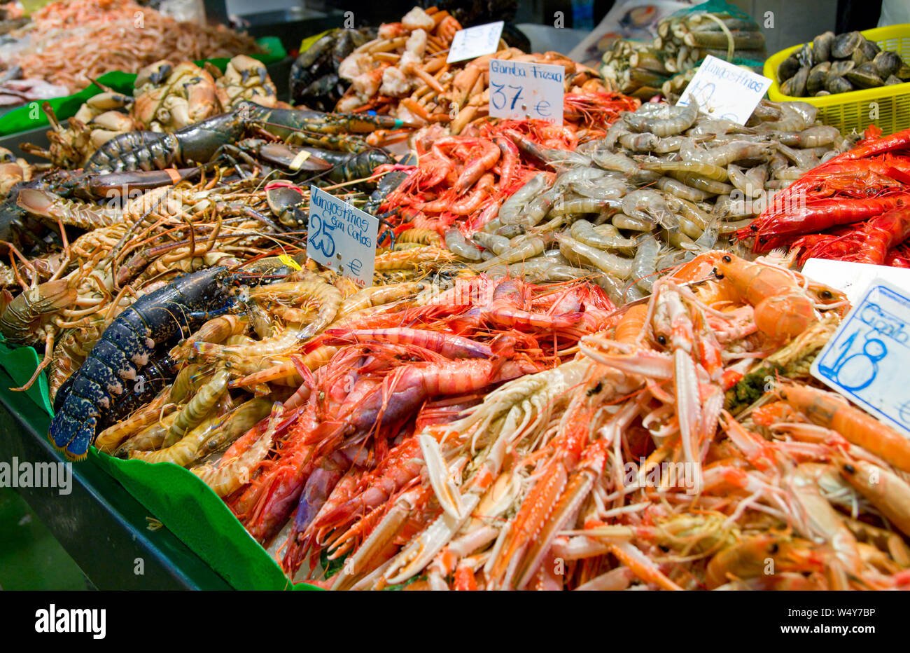 Mariscos frescos en mercado de pescado