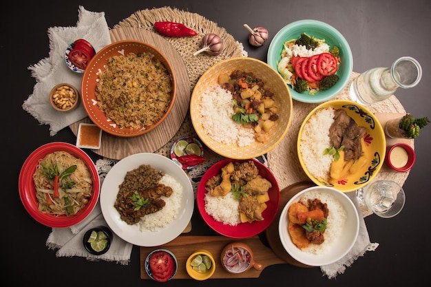 Surtido de platos de comida peruana variados