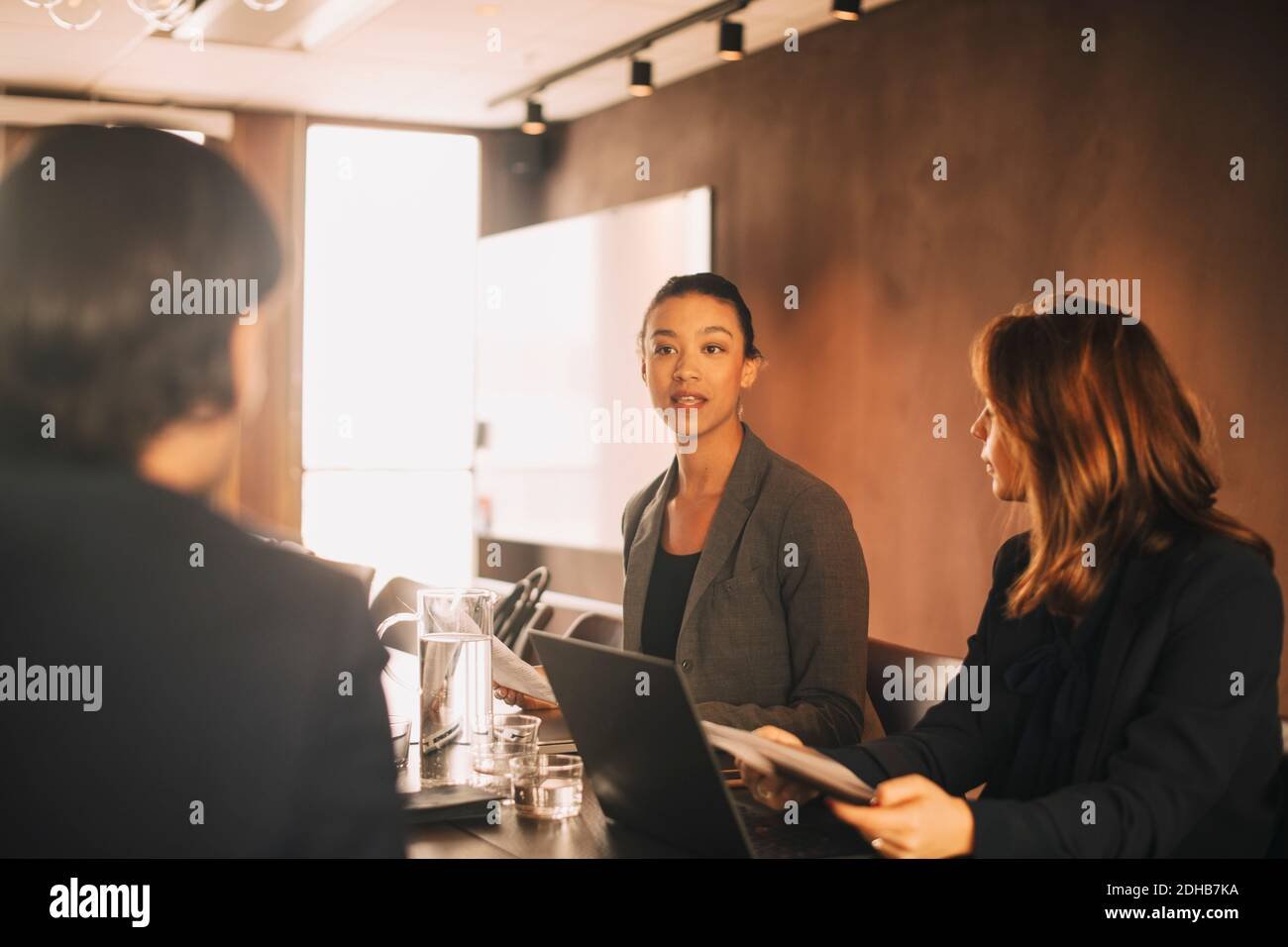 abogados trabajando en una sala de juntas