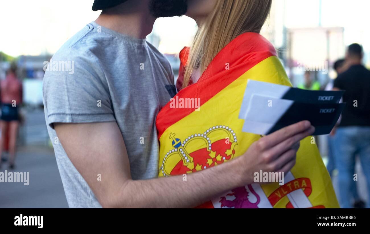 aficionados comprando entradas para partido de futbol 1