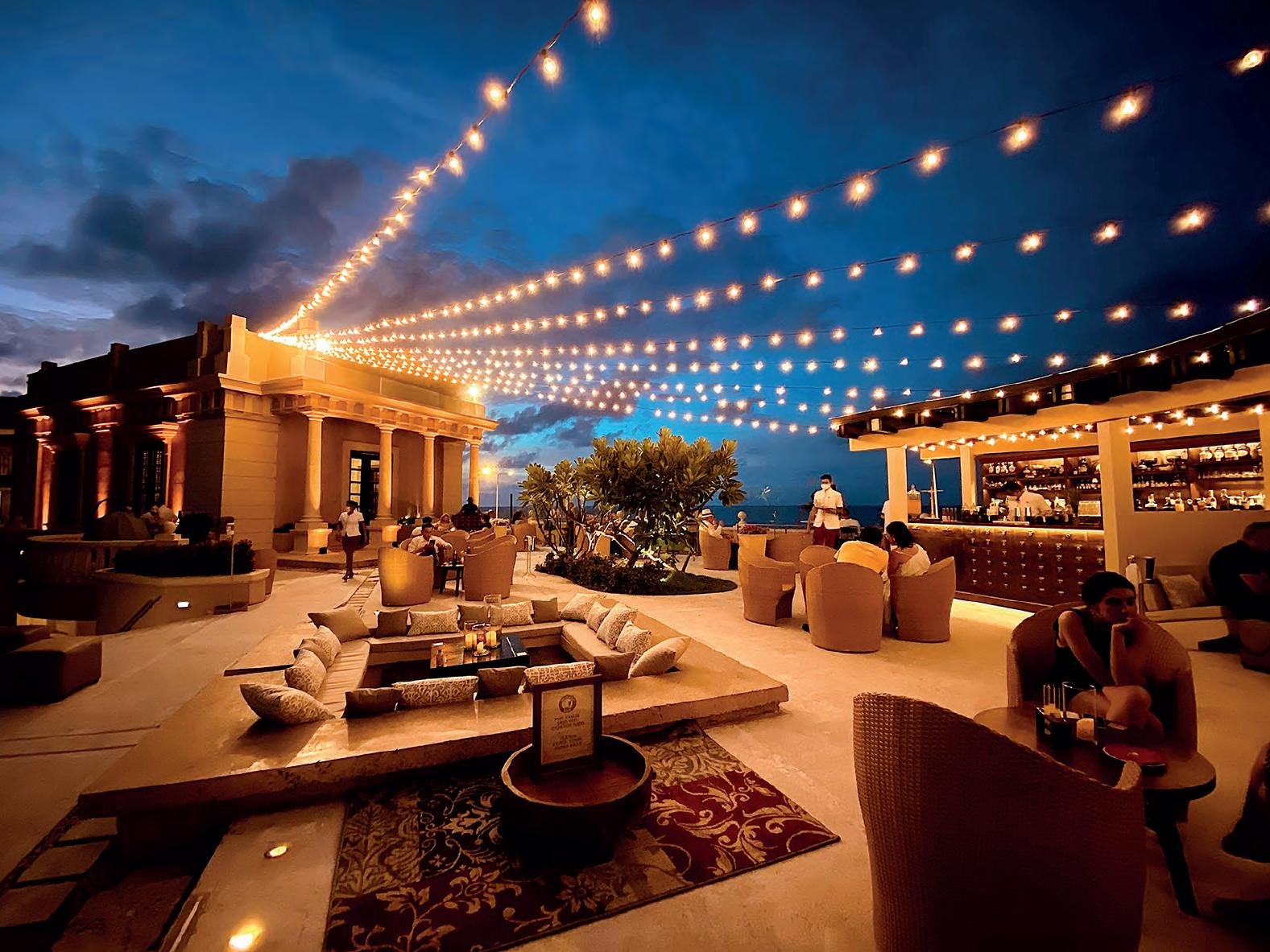 ambiente festivo en bar santiaguino de moda