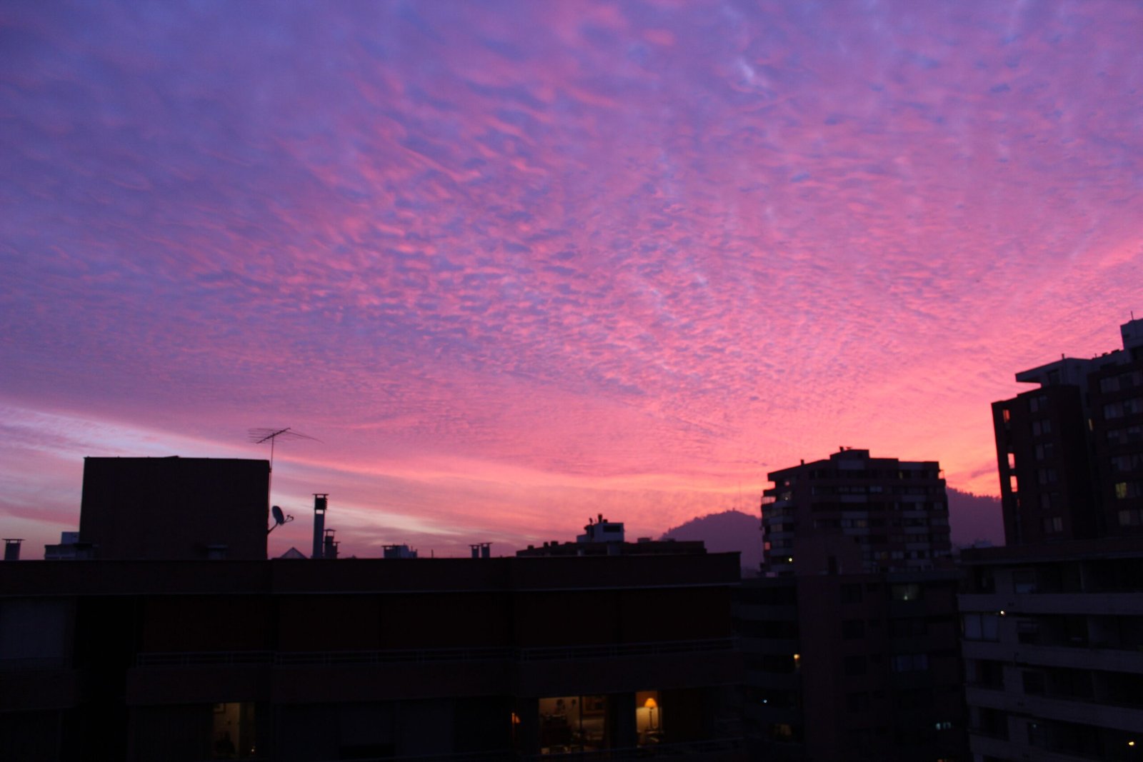 atardecer en el paseo bulnes en santiago scaled