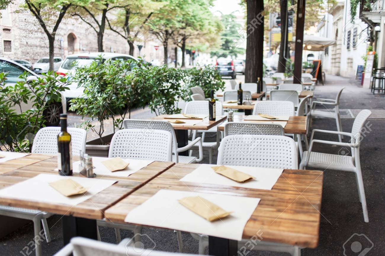 cafeteria con mesas al aire libre acogedoras