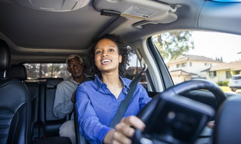 Cómo trabajar como chofer para Uber sin tener auto propio