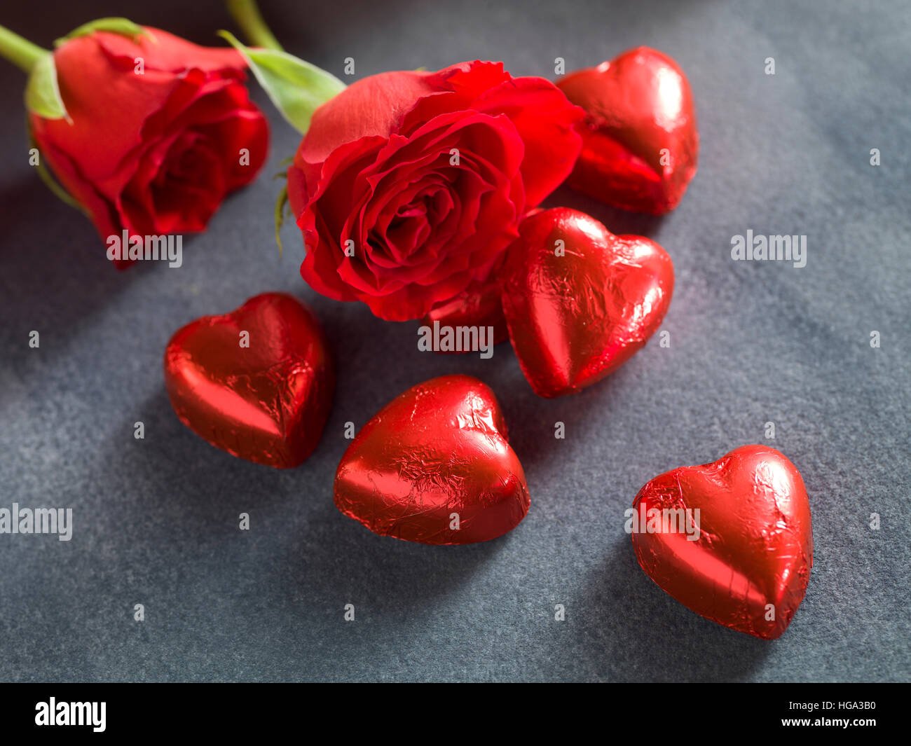 corazones de chocolate y rosas rojas