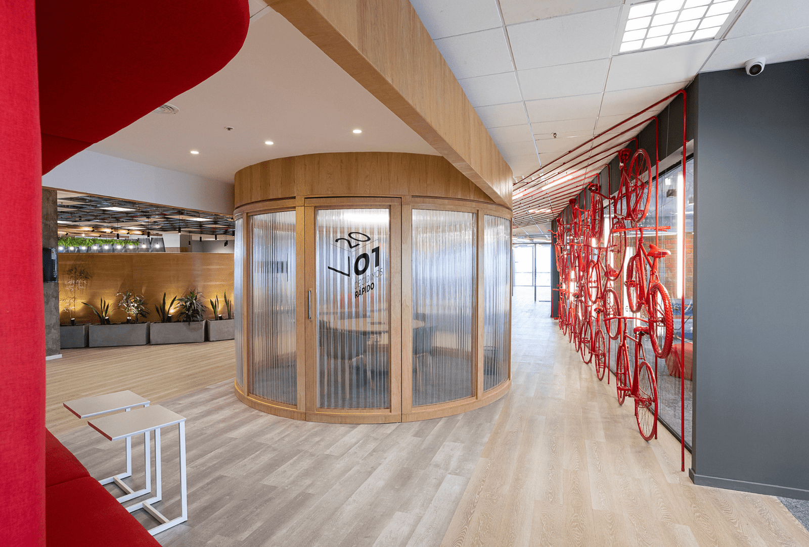 edificio moderno con logo de pedidos ya