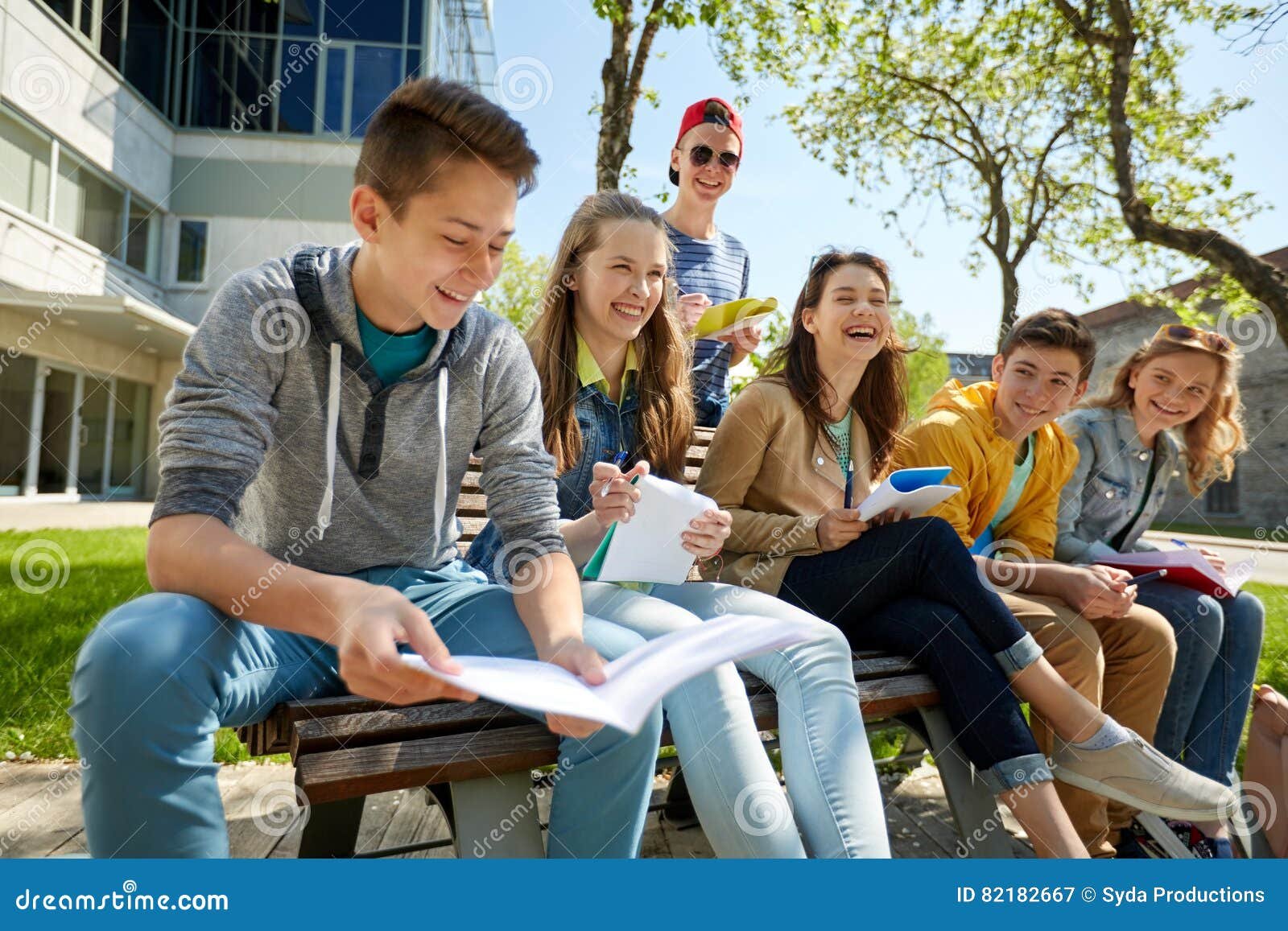 estudiantes felices en patio de colegio