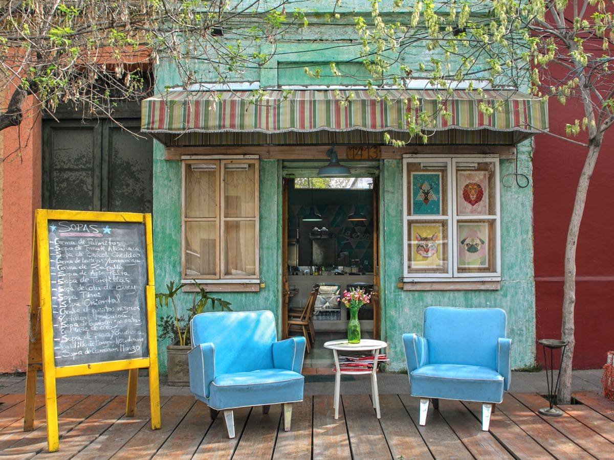 fachadas coloridas de tiendas en barrio italia