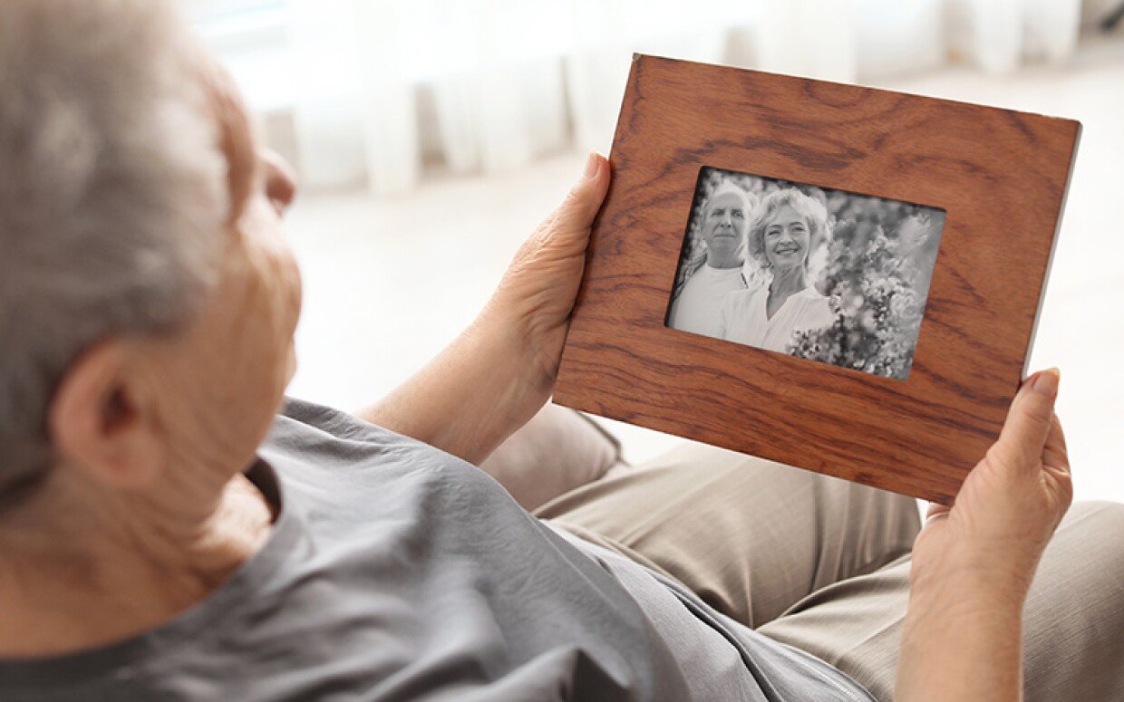 familia reunida recordando a su ser querido