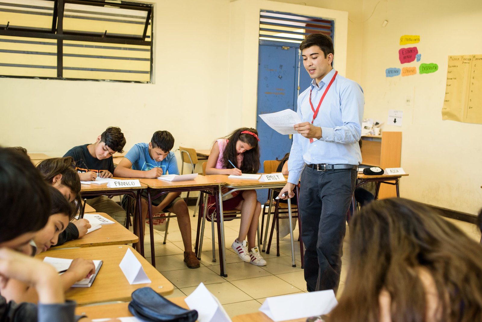 ingeniero dando una clase a estudiantes