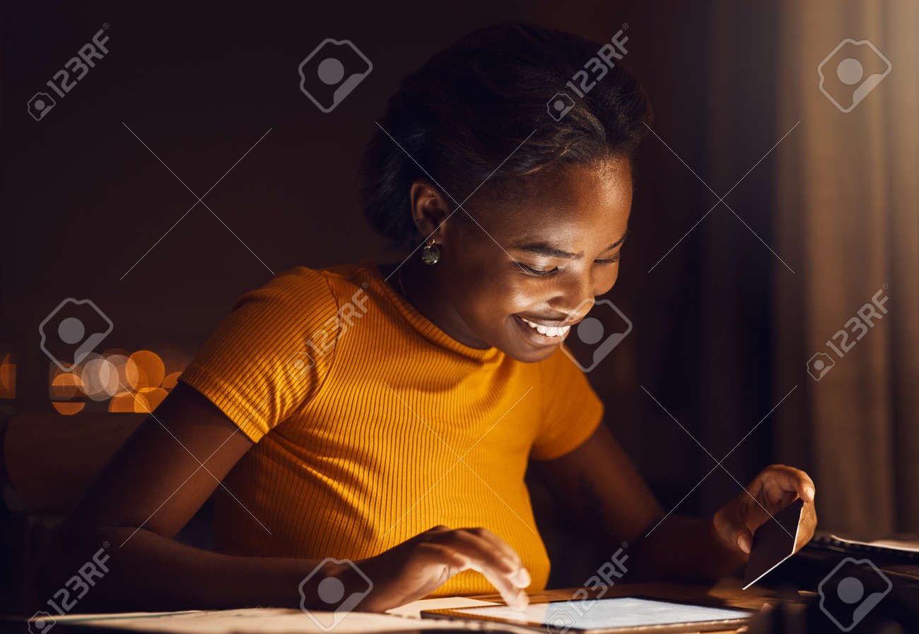 mujer pagando factura en linea feliz