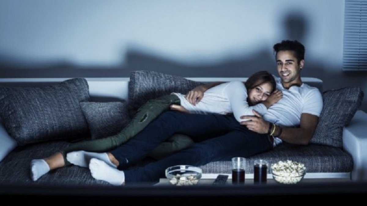 pareja viendo una pelicula romantica juntos 4