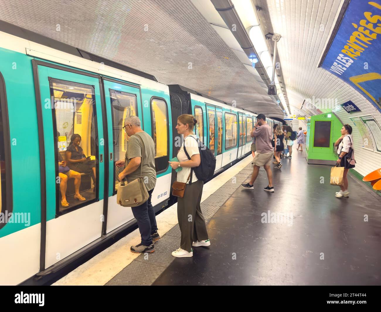 pasajeros en estacion de tren metrotren