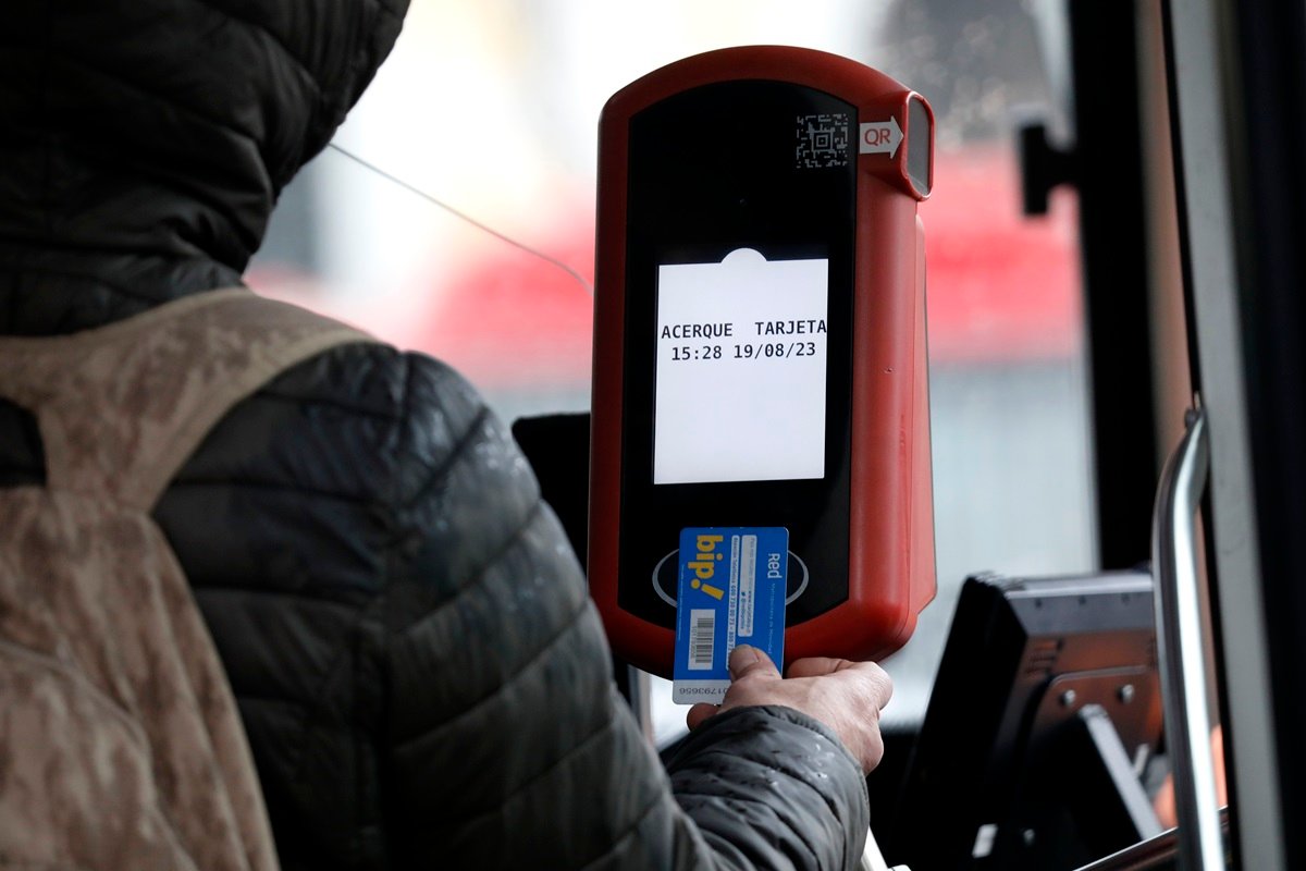 persona consultando saldo en maquina bip