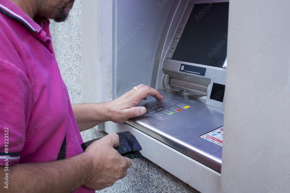 persona sacando dinero de un cajero automatico