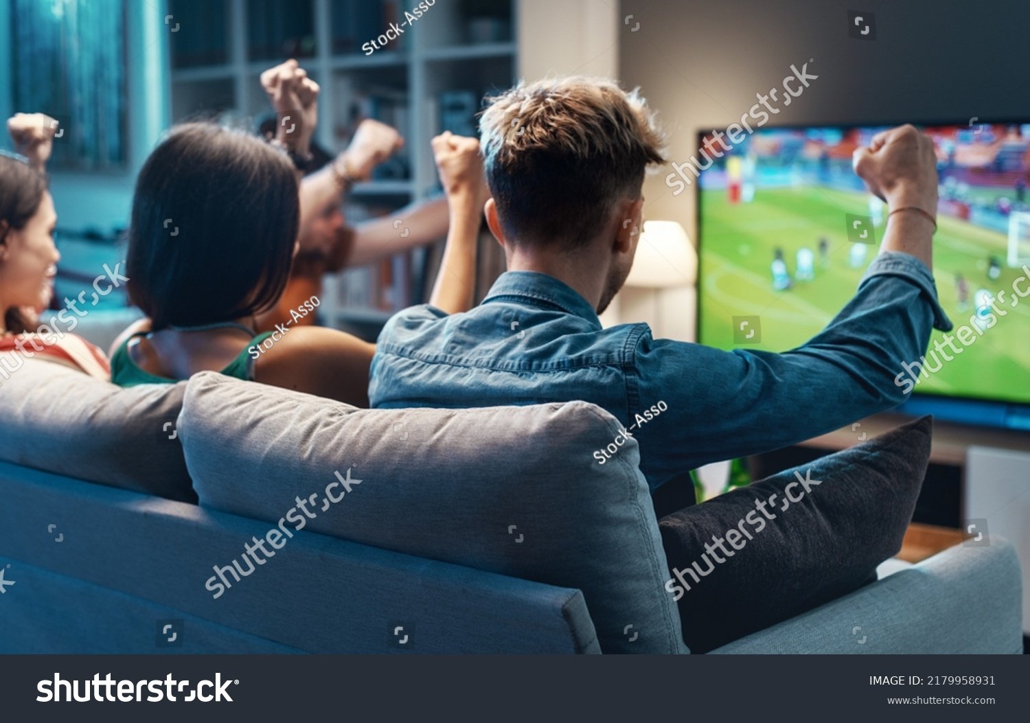persona viendo un partido de futbol en vivo