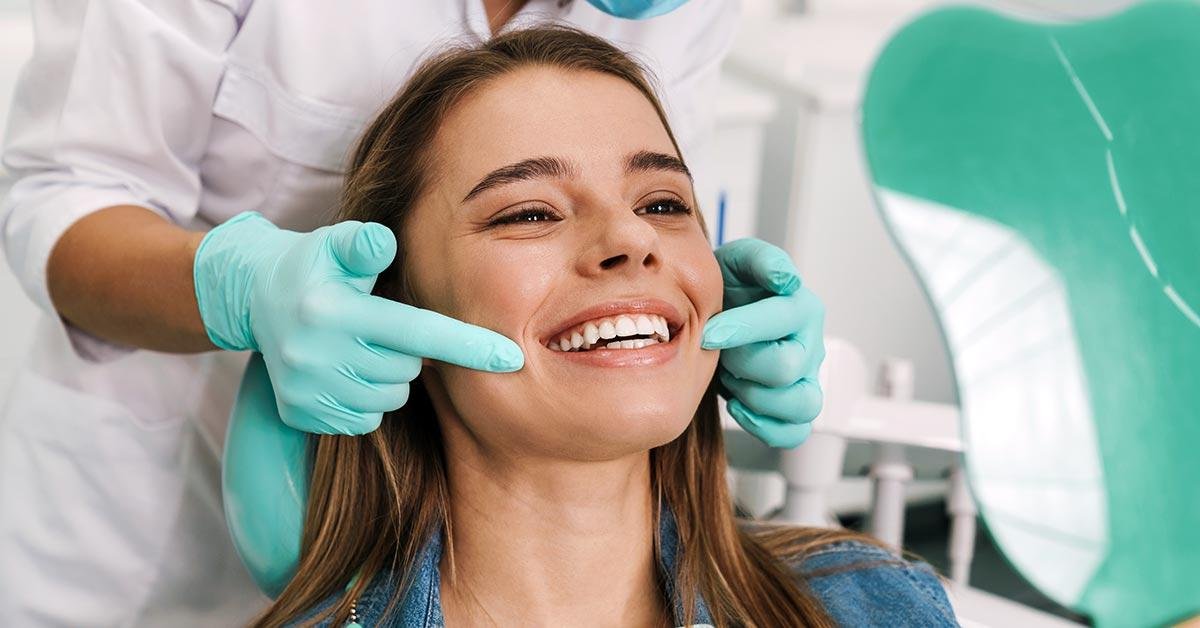 sonrisa de una persona en consulta dental