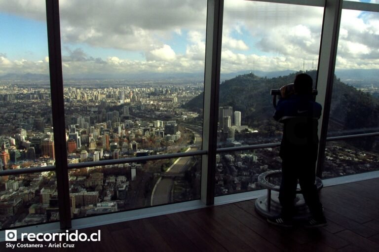 Qué tiendas y servicios ofrece el Costanera Center en Santiago