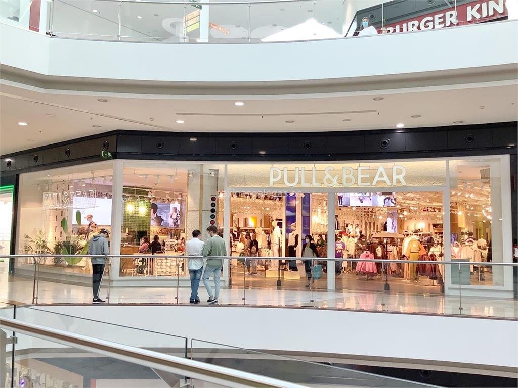 fachada de tienda pull and bear santiago