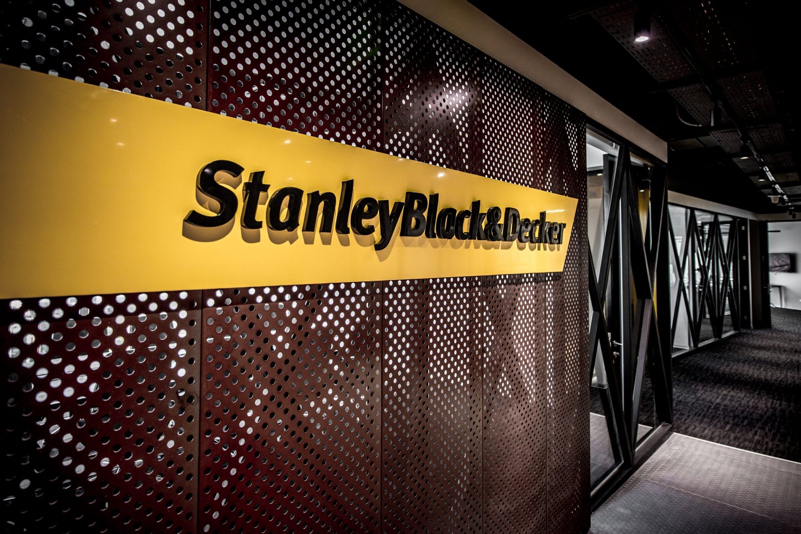 logotipo de black and decker en chile