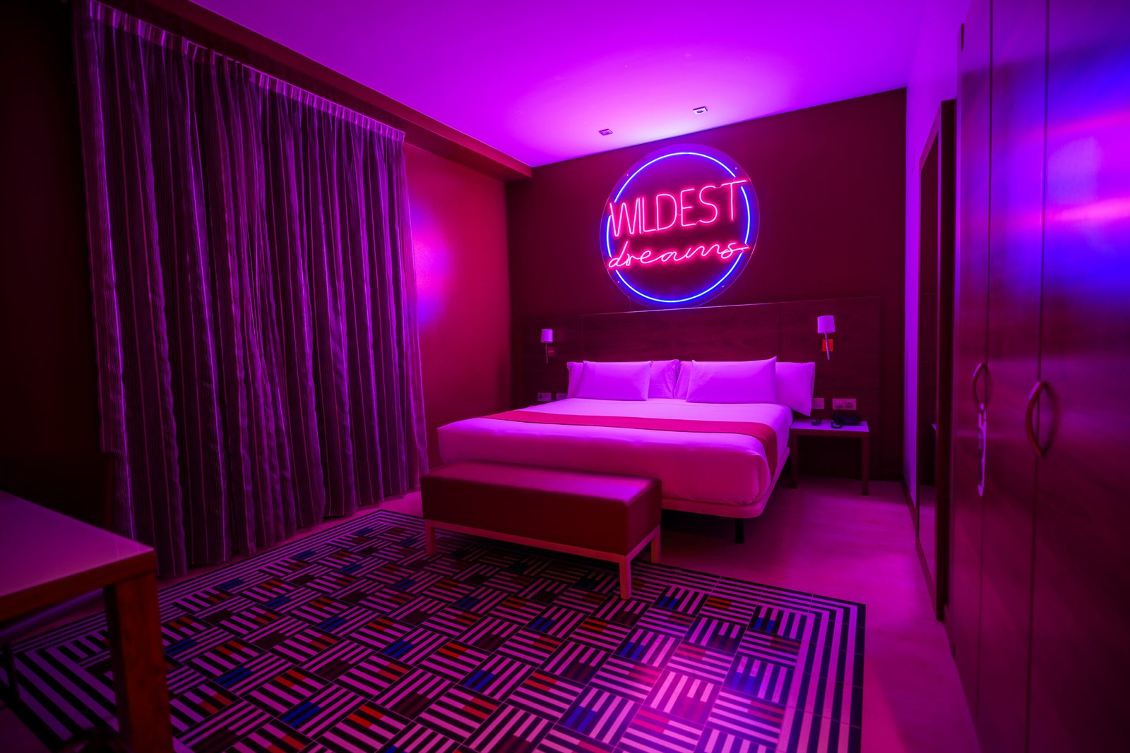 motel con luces de neon en noche scaled