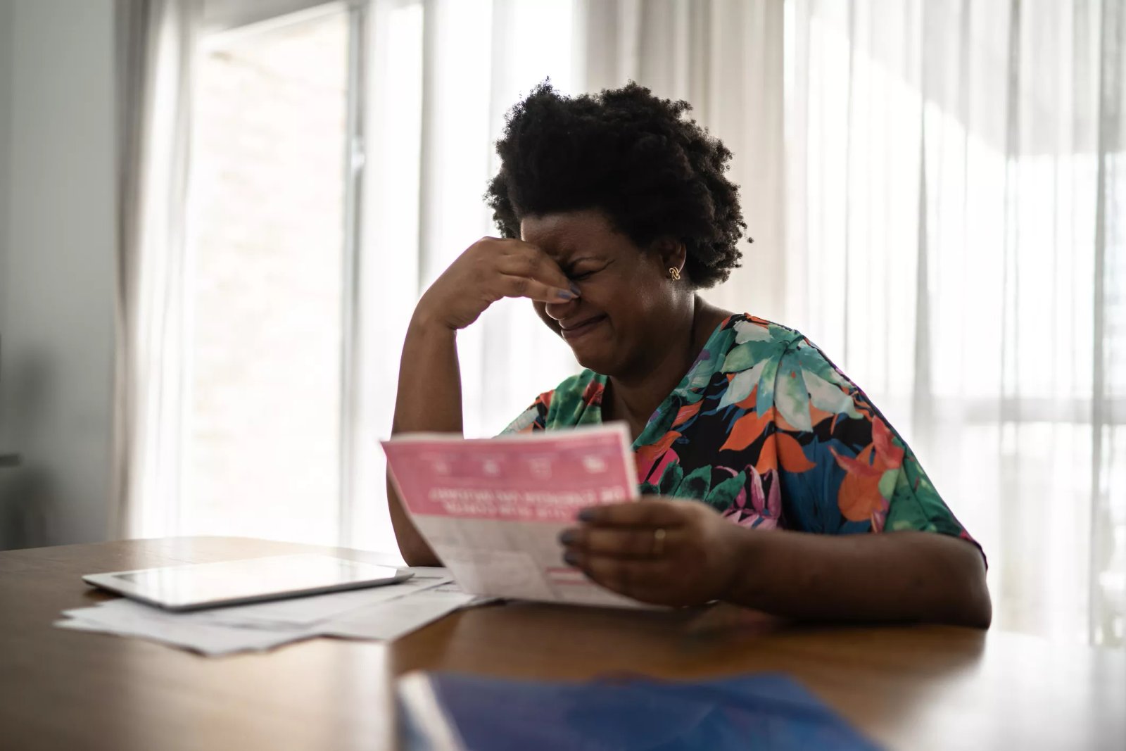 persona viendo factura de aguas del valle