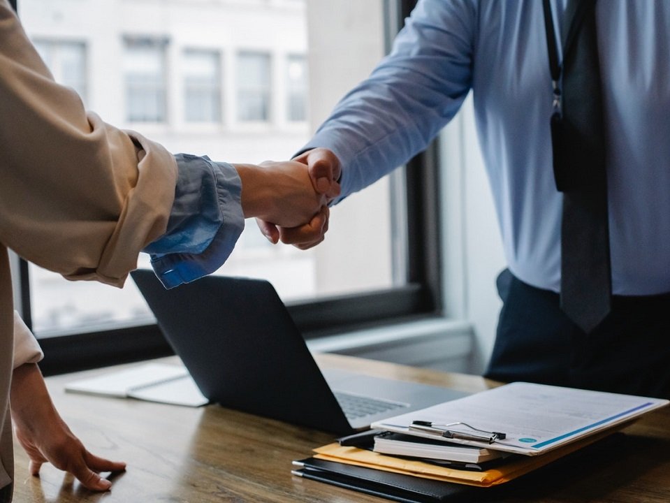 personas firmando un contrato de honorarios