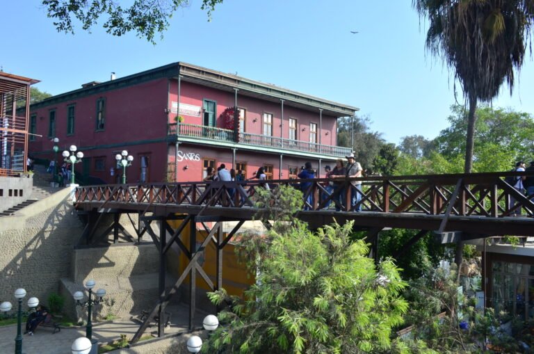 Qué es el Puente de los Suspiros en Lima y cuál es su historia