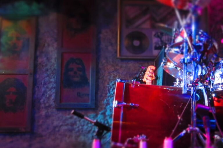 Dónde encontrar restaurantes con show en vivo en Santiago de Chile