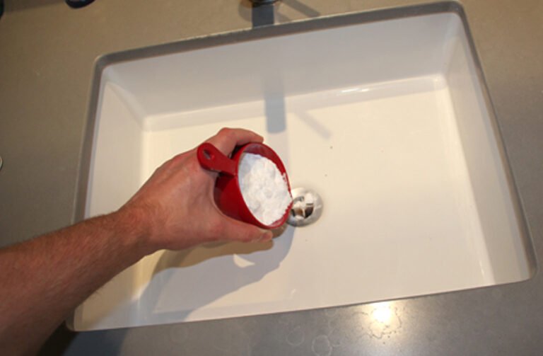 Cómo usar soda cáustica para destapar el baño de manera segura